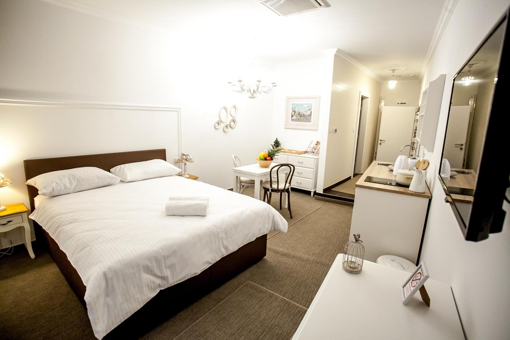 Flex Selfcheckins - Zagreb - Hostel - 8 Rooms - City Centre Buitenkant foto